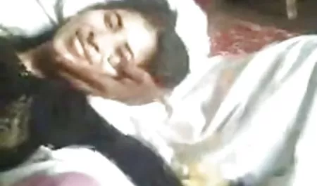 با مودار با دوستان در یک نیمکت بهترین کلیپهای سکسی در صورتی