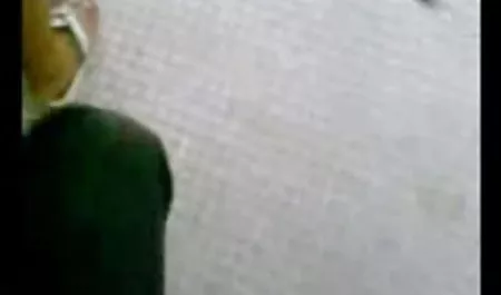 در لباس شنا سیاه و سفید اچ به او زبان, نشستن به دانلود کلیپهای سکس صورت, رابطه جنسی در مبل
