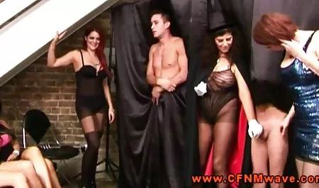 سه پر زرق و برق کلیپهای سکسی موبایل لزبین فوق العاده با مشکلات بر روی نیمکت در اتاق نشیمن