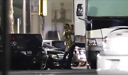 جوان و نوار را نشان می دهد بر روی یک میز بیلیارد و ویبراتور کانال کلیپهای سکسی تلگرام در کلاه.